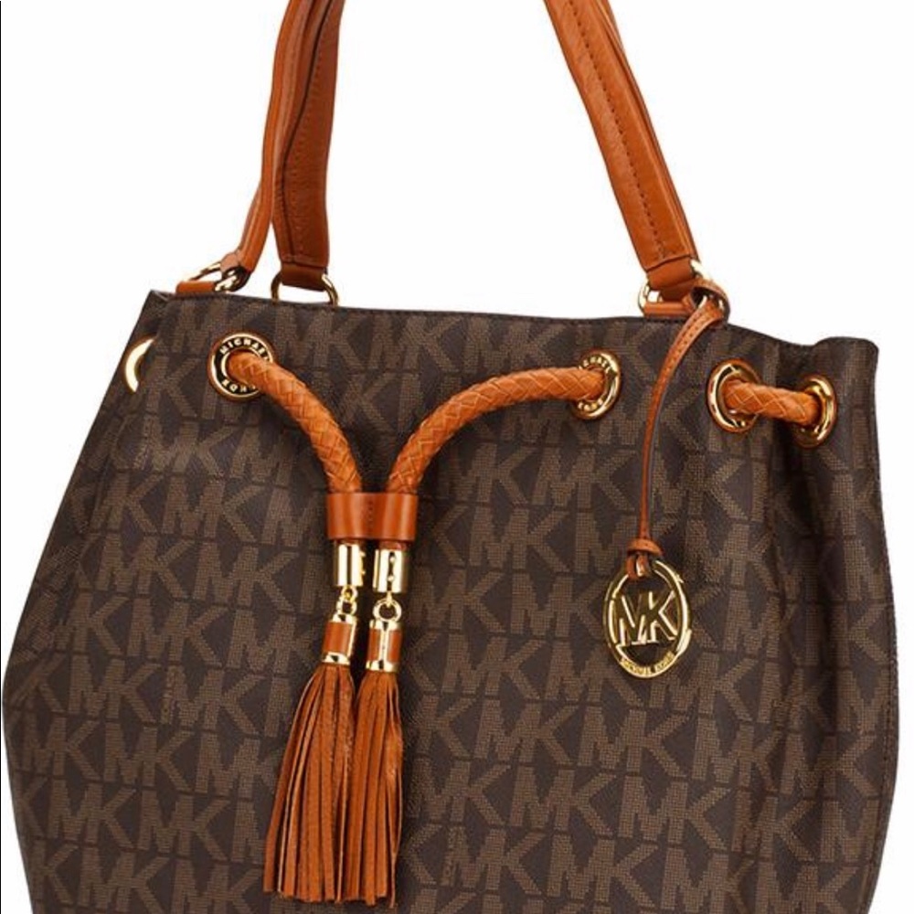 Jet set gather tote